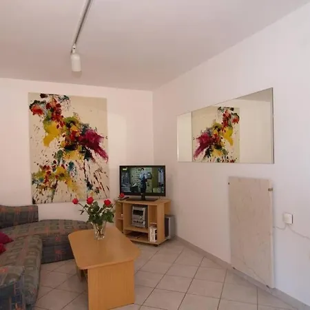 Carmel Apartman *
